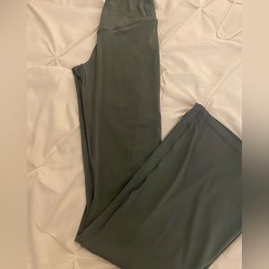 Aeri real me offline crossover flare leggings size medium